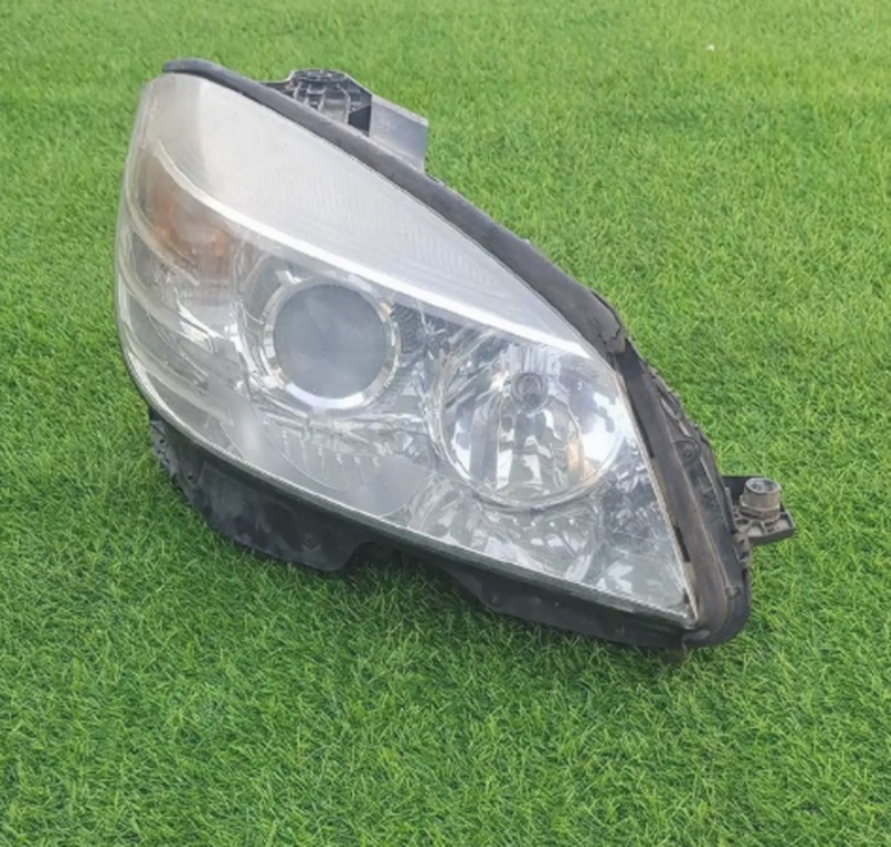 Передняя фара от Mercedes Benz W204 дорестайл
